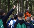 Bild: Umweltstation Waldsassen/exb
Johannes Beierl bei der Schulklassenführung mit der 6. Jahrgangsstufe der Realschule im Stiftland. Die Schüler informierten sich bei der Waldexkursion zu den verschiedensten Baumarten und zur Borkenkäferproblematik und lernten Zusammenhänge beim Klimaschutz kennen.