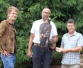 Bild: mfh
Der Steinadler ist mit dabei bei der Spendenübergabe: (von links) Stefan Thar, Vorsitzender des Schlackenvereins, Hans Weiß, Besitzer der Tierauffangstation, Peter Ostermann, Kassier des Schlackenvereins.