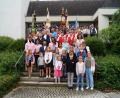 Bild: snn
Die Mitglieder von Pfarrgemeinderat und Kirchenverwaltung, die Vertreter der Gemeinde und die Vereine und Verbände mit ihren Fahnenabordnungen gratulieren Ruhestandspfarrer Dr. Joseph Madathiparampil (zweite Reihe, Dritter von links) in Hohenkemnath zum 85. Geburtstag.