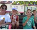 Bild: szl
Als die Eis-Tournee von Oberpfalz-Medien Halt in Tirschenreuth machte, war eine Abkühlung dringend gefragt. Die Resonanz der Eis-Liebhaber konnte sich mehr als sehen lassen.