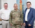 Bild: Susanne Schwab, Stadt Amberg/exb
Der Kommandeur der medizinischen Abteilung der US-Armee in Bayern, Colonel Merbin Carattini (Mitte) mit Oberbürgermeister Michael Cerny (links) und dem Ärztlichen Direktor des Klinikums St. Marien, Dr. Harald Hollnberger.