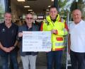Bild: usc
Mit weiteren 1000 Euro unterstützt das Lions-Hilfswerk Amberg-Sulzbach die First Responder der Feuerwehr Ursensollen, die stellvertretender Leiter Josef Graml (Zweiter von rechts) in Amberg entgegennimmt. Den Scheck übergeben (von links) Club-Präsident Matthias Hahn, Schatzmeister Hans Fürnkäs und Gustl Walleter als Vorsitzender des Hilfswerks.
