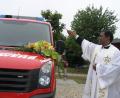 Bild: öt
Am Samstagnachmittag segnete Pfarrer Julius den neuen Mannschaftstransportwagen der Feuerwehr Riglasreuth und erbat dafür den Schutz Gottes und des heiligen Florians.