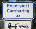 Symbolbild: Hendrik Schmidt/dpa-Zentralbild/dpa
Ein Schild weist auf Parkplätze für Autos von Carsharing-Anbietern hin. Die Firma Mikar bemerkt, dass die Nutzung von Carsharing stark angestiegen ist.