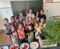 Bild: Nadine Meier/exb
Die Tomaten-Ernte aus der Pflanzaktion "Wir packen unseren Garten in die Kiste" lieferte die Grundlage für einen Kinder-Kochabend in der Illschwanger Grundschule.