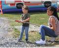 Bild: öt
Beim Familientag der Feuerwehr Neusorg übten sich am Sonntagnachmittag schon die Jüngsten mit Unterstützung ihrer Mütter beim Zielspritzen auf eine hölzerne Hauswand.