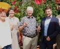 Bild: Hirsch
Ehefrau Carola, Schwiegertochter Karin, Bürgermeister Peter Neumeier, Sohn Christian und Pater Justine (von links) gratulierten Franz Weiß (Dritter von links) zum 85. Geburstag.