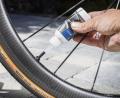 Bild: www.schwalbe.com | pd-f 
Mit Dichtmilch lassen sich kleinere Löcher im Schlauchlos-Reifen gut abdichten.