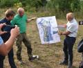 Bild: hcz
Stadtgärtner Stefan Dürgner (Zweiter von rechts) und Landschaftsarchitekt Thomas Blank (rechts) erklären die Pläne für die Neugestaltung der Grünfläche rund um das ehemalige Lohmer-Grundstück.