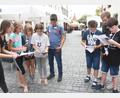 Bild: gsb
Beim Ferienprogramm von Stadtjugendring und Oberpfalz-Medien erkunden die Ferienreporter den Wochenmarkt (von links): Kathrin Moch, Xenia Woppmann, Elsa Bach, Lena Gold, Moritz Sanner, Lukas Weigel, Julian Seiferth und Jonas Gruber.