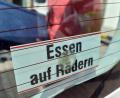 Symbolbild: Hendrik Schmidt/dpa
"Essen auf Rädern" kann jeder in Anspruch nehmen. Die Anbieter haben aktuell nicht nur mit steigenden Lebensmittelpreisen zu kalkulieren.