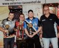 Bild: gz
Beim offenen Turnier unter die ersten Drei kamen (v.l.) Marc Miller (3.), Chris Dieppold (1.) und Christian Christinger (2.). Gratulationen kamen von Dartboss Martin Bauer (re).