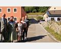 Bild: dir
Gäste in der Oedmühle: (von links) Landtagsabgeordneter Jürgen Mistol, Hausherrin und Heimatpflegerin Gabriele Bräutigam, Landtagsabgeordnete Sabine Weigand, Landtagsabgeordnete Anna Schwamberger und Sebastian Mickisch vom Bayerischen Landesamt für Denkmalpflege. Am rechten Bildrand ist die Remise mit der Photovoltaikanlage zu sehen.