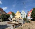 Bild: Stefanie Gradl
In neuem Glanz erstrahlt das kräftige Gelb des aufwendig sanierten Gutmann-Hauses, das nun das Bild des Vilsecker Marktplatzes verschönert.