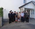 Bild: gi
Seinen 70. Geburtstag konnte Rudolf Mitlmeier (Vierter von rechts) im Kreise seiner Lieben feiern. Dazu gratulierten seine Frau Theresia und Enkel sowie Abordnungen der Feuerwehr Etzgersrieth und des Schützenvereins St. Georg Etzgersrieth.