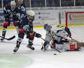 Bild: Gebert
Die Blue Devils Weiden starten die Serie der Vorbereitungsspiele gegen die Eispiraten Crimmitschau und bei den Heilbronner Falken. Das Bild zeigt Philipp Siller beim öffentlichen Training vor dem Kasten von Goalie Marco Wölfl.