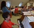 Archivbild: jr
Letztmals fand im Dezember 2019 ein Singnachmittag in den Räumen des Klosters Theresianum statt. Unter dem Motto „Sitzweil“ soll es nun wieder ähnliche Zusammenkünfte geben. Damals wie künftig mit dabei sind Margot Sölch (vorne) und Monika Kunz (stehend).