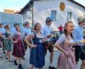 Bild: was
Die Theuerner Kirwapaare ziehen zum Tanzpodium.