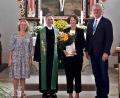 Bild: R. Kreuzer
Doris Borchardt, Vertrauensfrau der Kirchengemeinde Mantel, Pfarrer Andreas Ruhs (von links) und Hans Joachim Grajer, Vertrauensmann der Kirchengemeinde Neunkirchen, danken zum Abschied Christiane Geiß (von rechts) für ihr langjähriges Engagement als Lektorin.