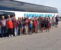Bild: öt
Neben der Erlebnisholzkugel stellten sich die Mitglieder des FC Bayern-Fanclubs bei ihrem Vereinsausflug nach Schwandorf und ins Oberpfälzer Seenland zu einem Erinnerungsfoto.