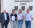 Bild: Marko Pammer/exb
Der stellvertretende Vorsitzende der Verwaltungsgemeinschaft Nabburg, Johann Wilhelm und Standesamtsleiter Reinhard Schlosser mit der neuen Standesbeamtin Julia Raab (Zweite von links) und der neuen stellvertretenden Leiterin des Standesamts, Selina Hummer (Zweite von rechts)