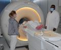 Archivbild: ige
Dr. Bakia Bessong (rechts) ist Ärztlicher Leiter und Radiologe am Krankenhaus St. Anna. Er bedient das hochmoderne MRT-Gerät. Ambulante Kassenpatienten darf er damit jedoch nicht untersuchen – weil er keine Ermächtigung erhält, auch diese Patientengruppe abzurechnen.