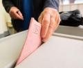 Symbolbild: Julian Stratenschulte
Ein Mann wirft seinen Stimmzettel für die Bundestagswahl in eine Urne – bald könnten die Wahlkreise in Bayern ein völlig neues Gesicht bekommen.