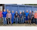Bild: u
Rund neun Tonnen Altpapier und fünf Tonnen Altkleider verlädt das Helferteam der Kolpingsfamilie Hirschau bei der Räumung der Altkleidersammelstelle.