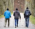 Symbolbild: Daniel Naupol/dpad
Fit bleiben auch in der kalten Jahreszeit. Dafür bietet die Volkshochschule Amberg einige Kurse an, zum Beispiel Nordic Walking.