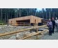 Bild: gis
Das Besucherbergwerk "Gleißinger Fels" ist nach der Sanierung wieder offen. Darüber freuen sich (von links) Rudolf Elvers, Thomas Zutter und Alfons Klingel, hier im Außenbereich mit Informationszentrum.