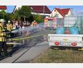 Bild: gf
Über mangelndes Interesse bei der Einsatzübung im Birkenfeld hatte die Freiwillige Feuerwehr Karmensölden nicht zu klagen. Ihr „Handwerk“ hatten die Feuerwehrdienstleistenden gelernt, denn binnen Minuten war der brennende und mit Abfall beladene Anhänger abgelöscht.
