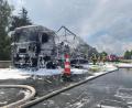 Bild: Feuerwehr Wiesau/Nico Tretter
Ein Lastwagen ist am Freitagvormittag auf der Autobahn A93 zwischen den Anschlussstellen Falkenberg und Wiesau komplett ausgebrannt. Er war mit Kühlaggregaten beladen. Der Fahrer blieb unverletzt.