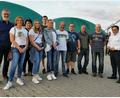 Bild: Freie Wähler Waldsassen/exb
Eine Gruppe der Freien Wähler Waldsassen um Vorsitzenden Johann Wurm (links) und MdL Tobias Gotthardt (rechts) besichtigte die Biogas-Anlage von Landwirt Martin Riedl in Kondrau.