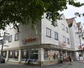 Bild: Petra Hartl
Seit 24 Jahren gibt die Drogerie Müller dem Sulzbacher Altstadt-Eingang ein Gesicht. Nun steht der Umzug kurz bevor - der Räumungsverkauf mit Rabattaktion läuft.