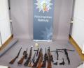Bild: Polizei Nabburg/exb
Die Polizei stellte bei einem 52-Jährigen eine ganze Reihe scharfer Waffen, Munition und Spürengstoff sicher.