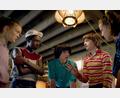 Archivbild: Netflix/dpa
Die Netflix-Serie „Stranger Things“ gehört zu den erfolgreichsten Eigenproduktionen des Streaming-Anbieters. Trotz solcher Hits verliert Netflix jedoch Abonnenten, und der Konkurrent Disney holt auf.