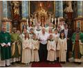 Bild: ct
Ein Großteil der Ministranten der Pfarrei Schlicht feiert den Abschiedsgottesdienst von Mesner Karl Weiß (Mitte) mit.