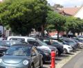 Bild: Wolfgang Steinbacher
Derzeit ist der Paradeplatz in der Amberger Altstadt noch ein Parkplatz, auf dem die Bäume den Schatten für die Fahrzeuge spenden, wie Anwohner Johannes Lösche beklagt. Das könnte sich irgendwann ändern.