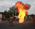 Bild: edo
Adjutant Johannes Fussi zündete in Schutzkleidung die explosive Mischung aus Wasser und brennendem Fett: Die Hitze der Stichflamme war viele Meter weiter zu spüren.