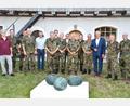 Bild: sche
Eine Delegation des Landeskommando Bayern macht Halt beim Alten Pfarrhof in Aschach. Links der Hausherr des Kunstprojekts Robert Diem, Vierter und Fünfter von links General Thomas Hambach und Bürgermeister Alwin Märkl, Dritter von rechts Innenminister Joachim Hermann.