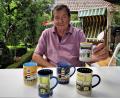 Archivbild: ubb
Franz Göhl hatte im Sommer 2021 anhand von Beispielen die Motive der Glühwein-Sammeltassen für die nächsten Jahre gezeigt. Welches Motiv in diesem Jahr an die Reihe kommt, bleibt aber ein Geheimnis. Gelüftet wird es erst kurz vor Marktbeginn.