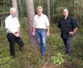 Bild: Anton Preischl, Forstrevier Vilshofen
Besuch bei einem Preisträger: (von links) Wolfram Güthler, Staatsministerium für Umwelt und Verbraucherschutz, der 2021 für den Erhalt von Totholz und Biotopbäumen ausgezeichnete Richard Beer und Philipp Roidl von der Unteren Naturschutzbehörde am Landratsamt Amberg-Sulzbach. Vor ihnen steht einer der gewonnenen Elsbeerbäume.