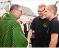 Bild: bey
Auch die Vertreter der Katholischen Jugend Pleystein verabschieden sich von Stadtpfarrer Pater Hans Ring.