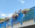 Bild: was
Der Vorsitzende des Heimatvereins Theuern, Herbert Breitkopf (links), und sein Stellvertreter Josef Pirzer (rechts), danken mit Melanie Mrugalla-Pirzer für die Pflege der Blumen auf der Vilsbrücke.