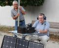 Bild: kro
Manfred Meier (rechts) und Konrad Schuller beim Aufbau ihrer Funkanlage in den „Neuen Gärten“ in Waldsassen. Strom liefern Solarzellen und Akkus.