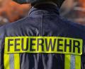Symbolbild: Patrick Pleul/dpa
Ein Weidener Senior war gestürzt, kam nicht mehr auf - und auf seinem Herd kokelte das Essen vor sich hin. Dank eines Hausnotrufes waren Retter und die Feuerwehr schnell vor Ort.