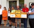 Bild: bkr
Das Geld überreichten Vorstandssprecher Joachim Geyer und Lena Kohl von der Raiffeisenbank Oberpfalz Nord-West (von links) an Marlene und Heidi Schlicht (katholische Pfarrbücherei), Jürgen Lautner (Sportverein Immenreuth), Alexander Brunner (Bergwacht Tannenberg) und Georg Redl (Feuerwehr Kulmain).
