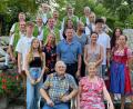 Bild: gis
Willi Prechtl (vorne, sitzend) feierte mit seiner Familie 80. Geburtstag. Auch die „Mehlmeiseler Dorfmusikanten“ (im Hintergrund) gratulierten.