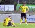 Bild: Hubert Ziegler
Fix und fertig und am Boden zerstört: die 1:4- Heimniederlage gegen den TSV Waldkirchen hat bei den Spielern des FC Amberg (im Bild Leon Kipry, links und Lukas Rubenbauer, rechts) Spuren hinterlassen.