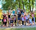 Bild: edo
Gemeinsames Ferienprogramm für Kinder und Eltern: Sandra Pittner (rechts, knieend) und Daniela Ruder (rechts) sorgten für Schweiß und Spaß.